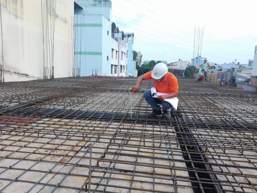 Kiểm tra đo đạc chất lượng công trình trước khi đổ bê tông.