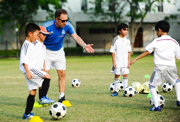 Toán tư duy – Dạy trẻ đá bóng hay như Quang Hải -